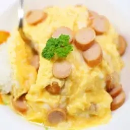 ข้าวไข่ข้นนุ่มนมสด ไส้กรอกหนังกรอบ