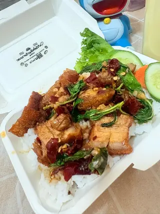 ข้าวกะเพราหมูกรอบผัดพริกแห้ง