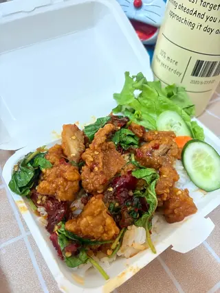 ข้าวกะเพราไก่กรอบผัดพริกแห้ง