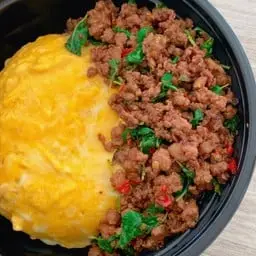 ข้าวหอมมะลิบอกด้วยไข่ข้นนุ่มๆ ท็อปปิ้งด้วย เนื้อโคขุน บด เผ็ดมากเผ็ดน้อย เลือกได้เลย