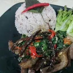 ผัดกะเพรา เนื้อเค็ม ไข่ข้นละมุล