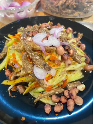 ยำมะม่วงปลากรอบ