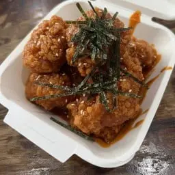 ไก่กรอบ ราดซอสตามใจ
