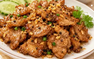 ข้าวหมูทอดกระเทียม