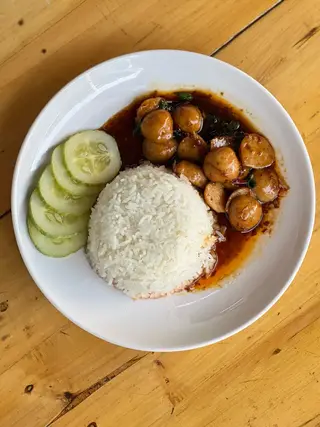 กะเพราลูกชิ้น(หมู)ราดข้าว
