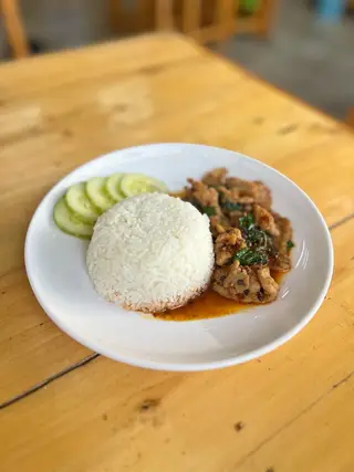 กะเพราหมูชิ้นราดข้าว