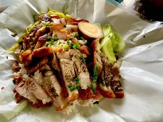 ข้าวขาหมู+หมูกรอบ