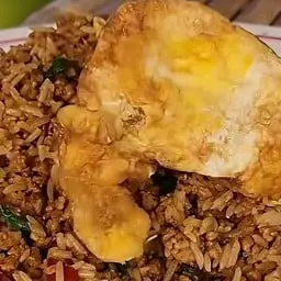 ข้าวกระเพราหมูคลุกข้าวไข่ดาว