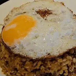 ข้าวผัดพะแนงหมูไข่ดาว