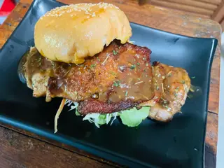 เบอร์เกอร์สเต๊กไก่เกรวี่พริกไทยดำ