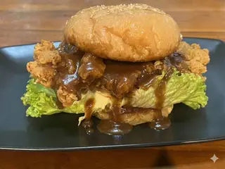 เบอร์เกอร์ไก่กรอบเกรวี่พริกไทยดำ