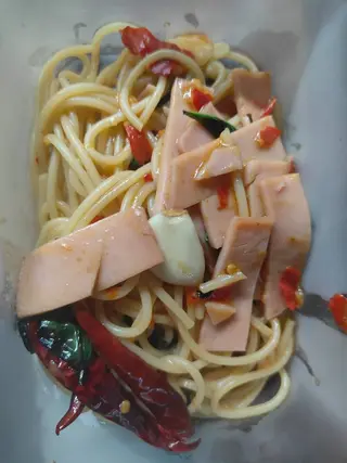 สปาเก็ตตี้แฮมผัดพริกแห้ง