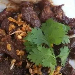 เนื้อทอดกระเทียม(กับข้าว)