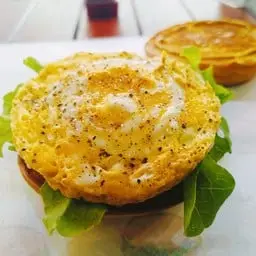 เบอร์เกอร์ไข่ออมเลต