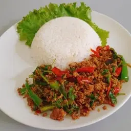 กระเพราเนื้อสับราดข้าว