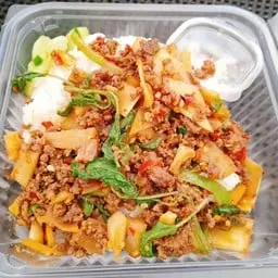 กระเพราเนื้อสับหน่อไม้ดองราดข้าว