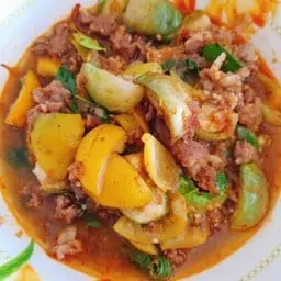 ผัดเผ็ดเนื้อสับมะเขือเหลือง ราดขัาว