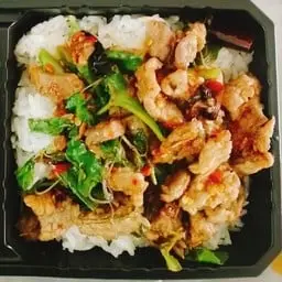 กระเพราหมูแดดราดข้าว