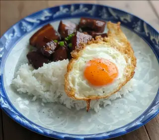 ข้าวหมูฮ้องภูเก็ตไข่ดาว