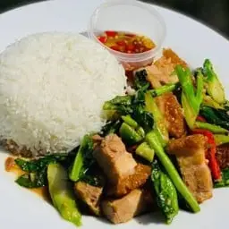 ข้าวคะน้าหมูกรอบบ