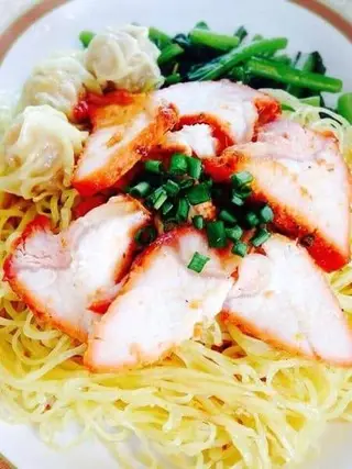 บะหมี่เกี๊ยวหมูแดง