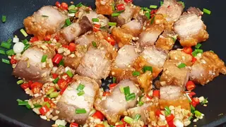 หมูกรอบคั่วพริกเกลือ