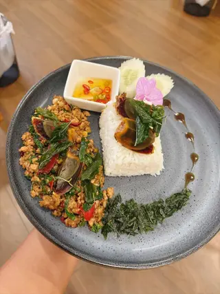 กะเพราหมูสับไข่เยี่ยวม้า