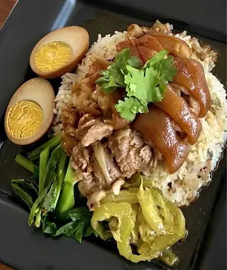 ข้าวขาหมู (ใส่ไข่)
