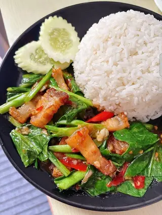 คะน้าหมูกรอบราดข้าว
