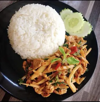 กะเพราหน่อไม้ดองราดข้าว