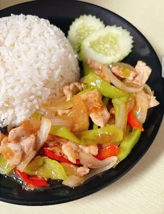 ผัดพริกอ่อนราดข้าว