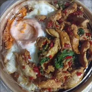 กระเพราไก่แถมไข่ดาว