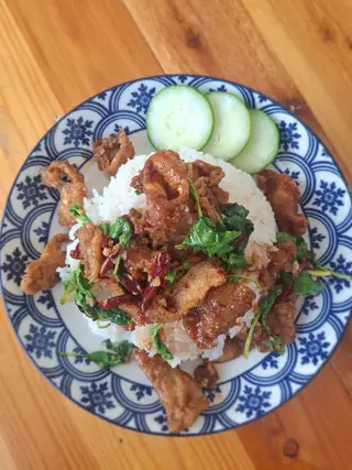 ข้าวกะเพราหนังไก่กรอบ