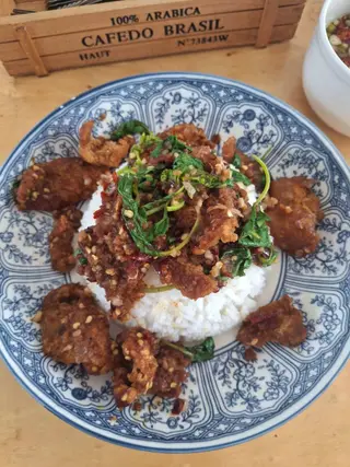 ข้าวกะเพราไก่กรอบ