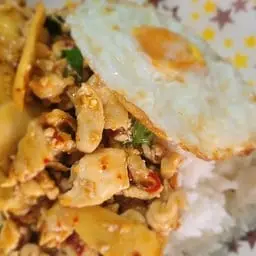 กะเพราไก่หน่อไม้ไข่ดาว(หน่อไม้ดอง)