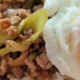 ข้าวเนื้อสับหรือเนื้อชิ้นผัดพริดอ่อนไข่ดาวใส่พริกนิดหน่อย