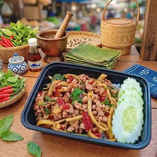 ข้าวกะเพราหน่อไม้หมูสับ