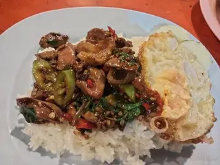 กระเพราเครื่องในไก่