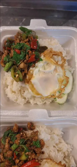 กระเพราหมูสับไข่ดาว