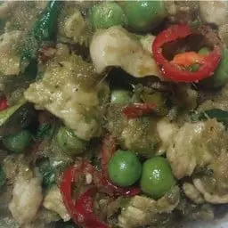 แกงเขียวหวานไก่ผัดแห้ง