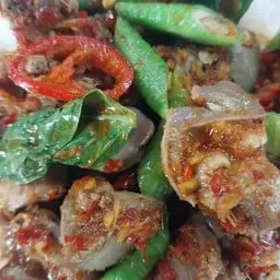เครื่องในไก่ผัดพริกแกงใต้