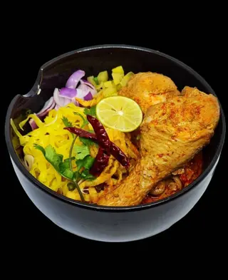 ข้าวซอย น่องไก่ตุ๋น 2 น่อง