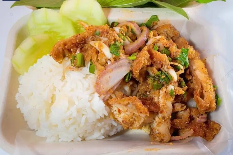 ข้าวไก่กรอบยำแซ่บ