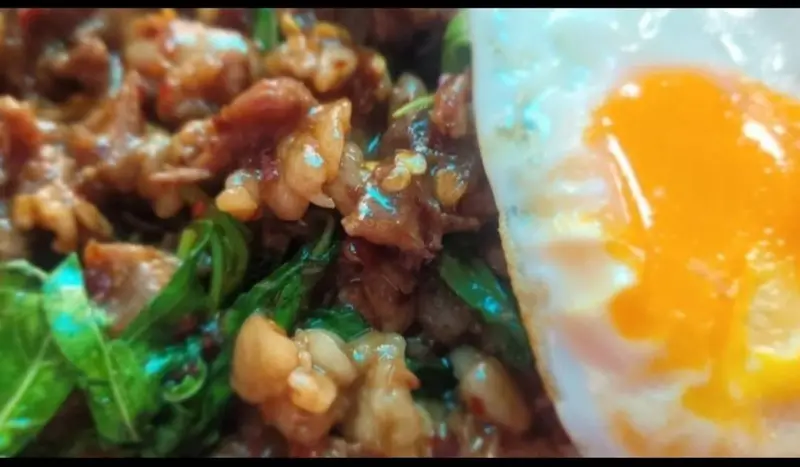 กะเพราเนื้อข้าวไข่เจียว
