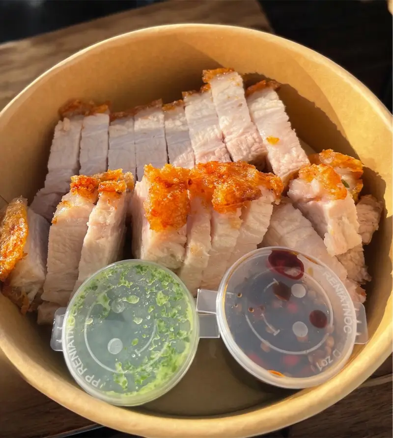 หมูกรอบเซี่ยเจิง น้ำจิ้มรสเด็ดที่จริงใจ