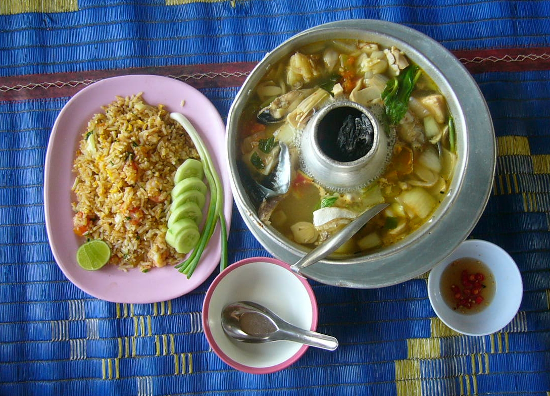 ต้มยำปลาแม่น้ำเสิร์ฟในเตาถ่าน